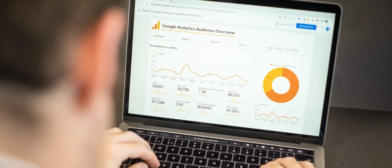 Laptop menampilkan dashboard Google Analytics 4