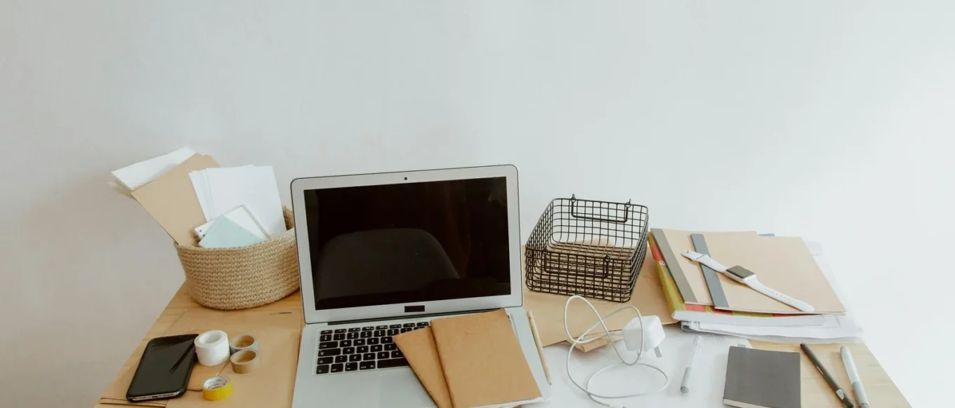 Contoh tampilan workspace dengan laptop untuk menggambarkan homepage website yang rapi dan mudah dipahami