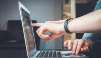Owner bisnis kecil menyusun content plan dari pertanyaan pelanggan dan chat sales